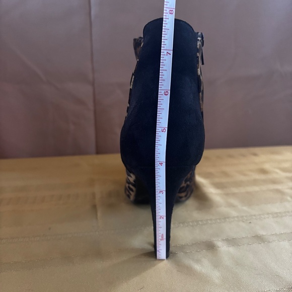 Bellini size 9 wide leopard print booties with heel and zipper - Picture 6 of 6